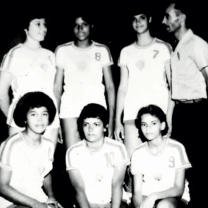 Cantora Simone, de camisa 7, quando ainda jogava basquete.